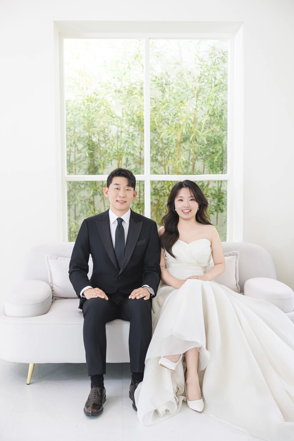 밝은 창가에서 나란히 앉은 두 사람