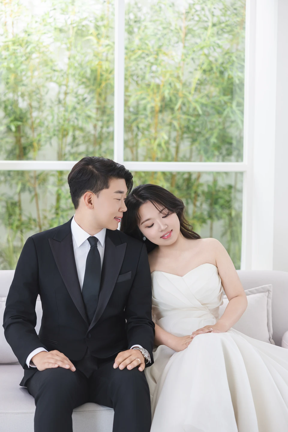 어깨에 기대어 웃는 두 사람