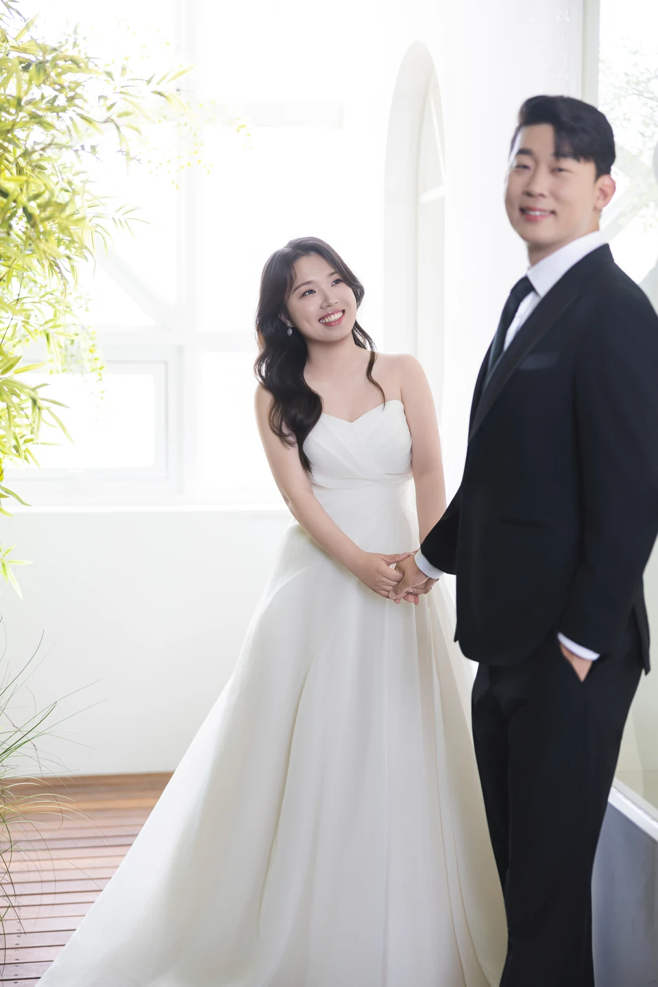 손을 잡고 바라보는 두 사람