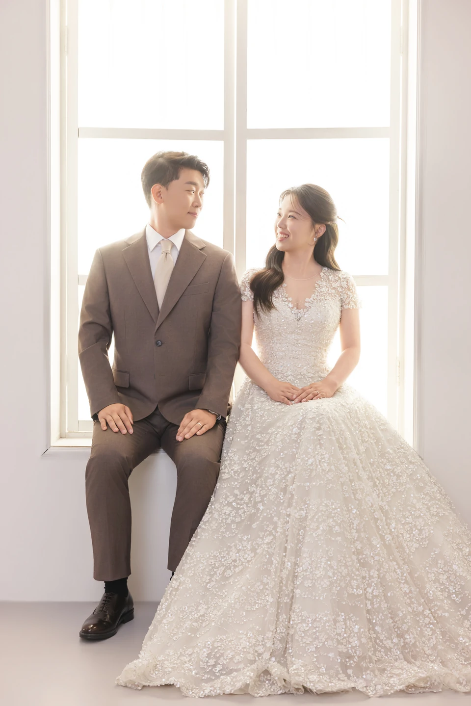 따뜻한 창가의 두 사람