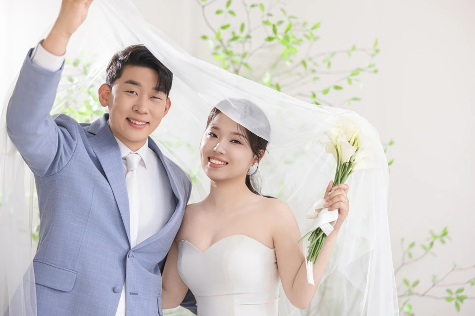 베일 아래 함께 웃는 두 사람