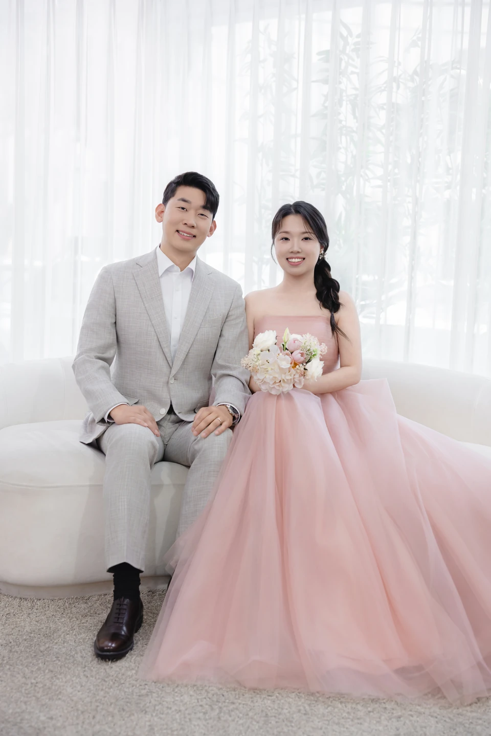 핑크 드레스와 밝은 정장의 두 사람
