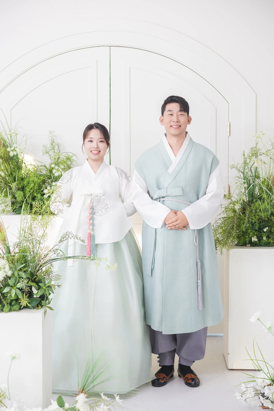 한복을 입고 나란히 선 두 사람