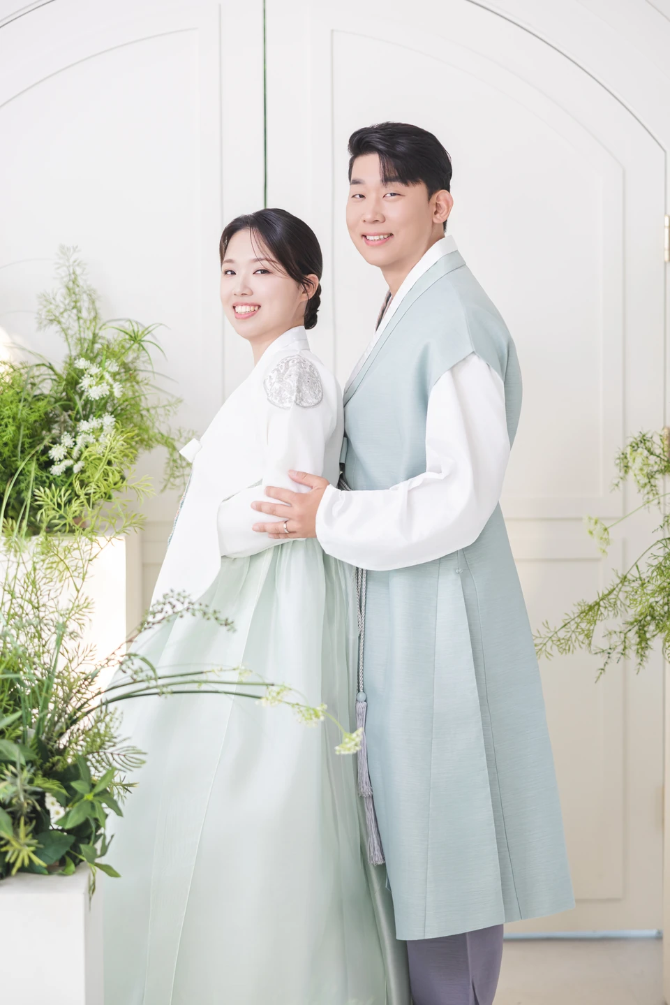 한복 차림으로 가까이 선 두 사람